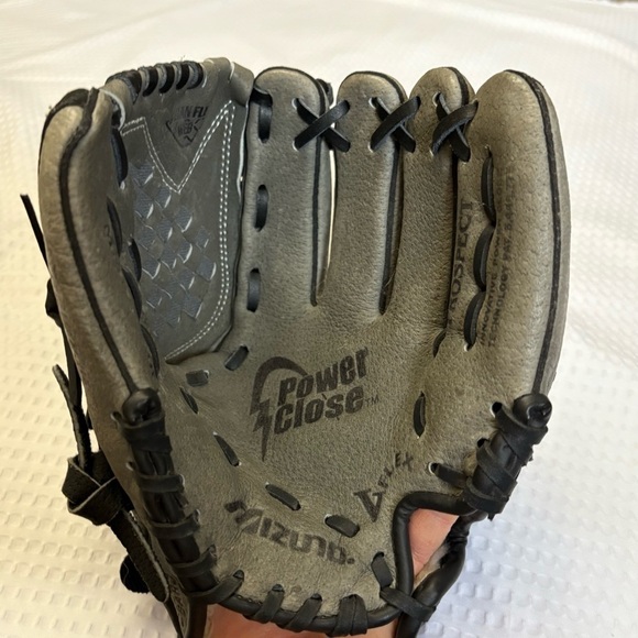 EUC Mizuno Prospect 10.5” Youth Ball Mitt Gray with Black Stitching RHT - Picture 1 of 7